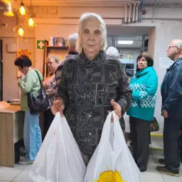 Неужели набор продуктов способен подарить счастье и новое дыхание людям после трудных времен