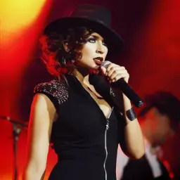 Толана поет о любви которая становится путеводной звездой для одиноких душ во вселенной